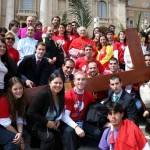 La cruz de la JMJ en procesión por las calles de Madrid