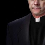 ¿Debe el sacerdote distinguirse por su ropa?