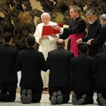 También puedes visualizar el video oficial del Vaticano: