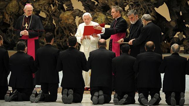 También puedes visualizar el video oficial del Vaticano:
